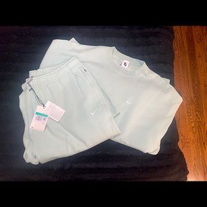 Nike men’s sweat suit.